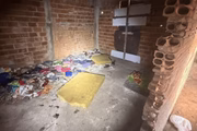 Policiais militares foram acionados para atender a ocorrência e encontraram o jovem sozinho, trancado e gritando por socorro
