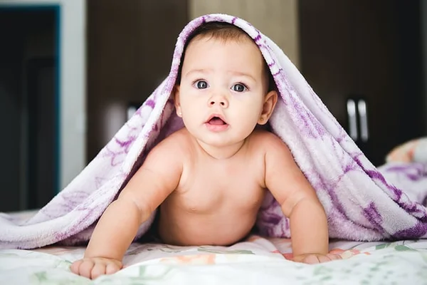 bebê embaixo de lençol