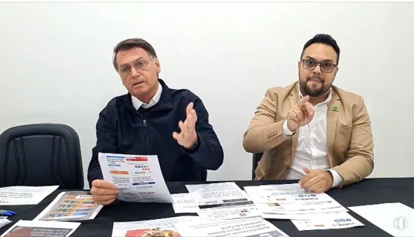 Atacado por sigilos, Bolsonaro recua e diz que mostra cartão de vacina