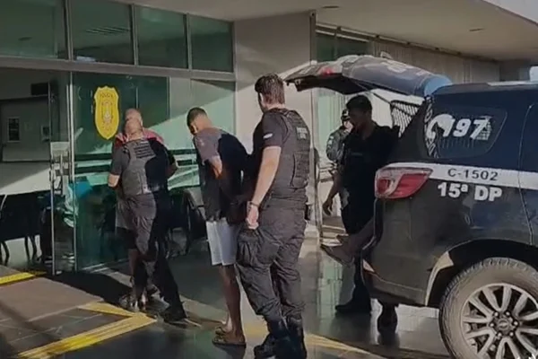 imagens da polícia fazendo a prisão dos suspeitos
