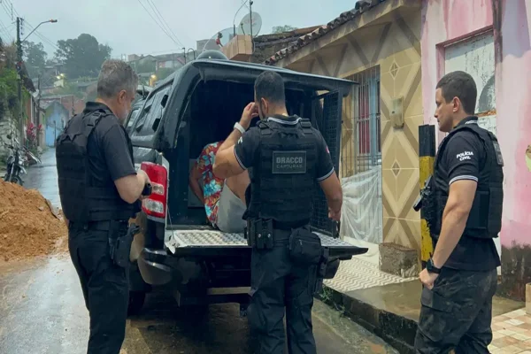 Imagem colorida, polícia civil prende criminosos - Metrópoles
