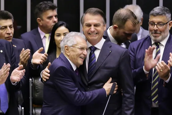 A Praça É Nossa: Bolsonaro quer se sentar no banco com Carlos Alberto