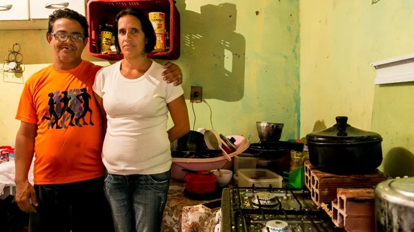 Família com 6 filhos despejada antes do réveillon chega ao novo lar