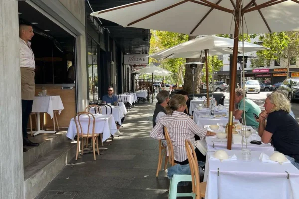 Foto colorida de um restaurante - Metrópoles