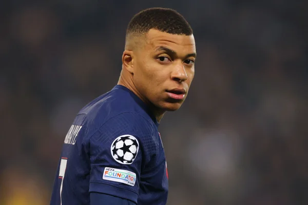 Jornal francês cutuca Neymar e exalta Mbappé: “Exemplar”