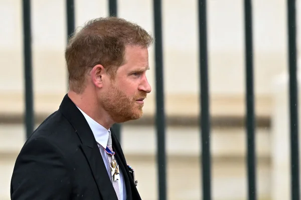 Desprezado? Harry fica sem usar trajes oficiais em coroação de Charles