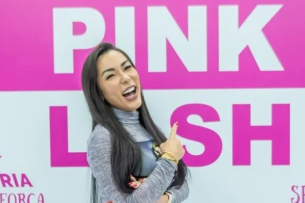 Karen Mori, a "Japa do PCC", em evento da marca PinkLash