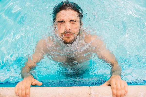 Foto de homem em piscina - Metrópoles