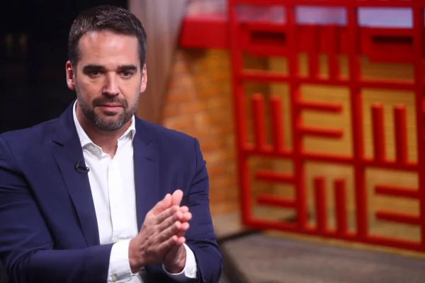 governador do Rio Grande do Sul, Eduardo Leite, durante entrevista no estúdio Metrópoles - Metrópoles
