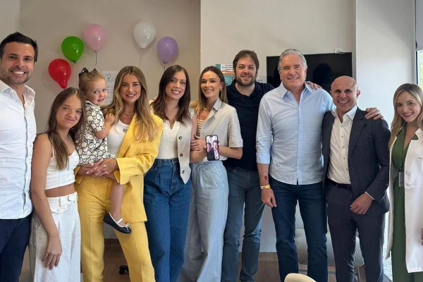 foto colorida de roberto justus com familia e medicos lado a lado - metrópoles
