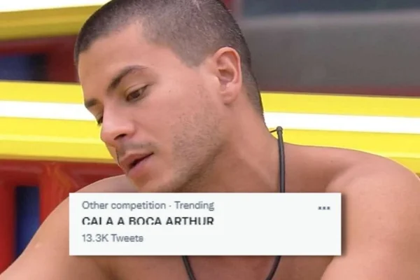 Foto do participante do BBB22, Arthur Aguiar, e montagem de print da trend no Twitter em oposição ao brother, que diz "Cala a boca, Arthur" - Metrópoles