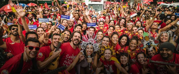 imagem colorida mostra bloco de carnaval - metrópoles