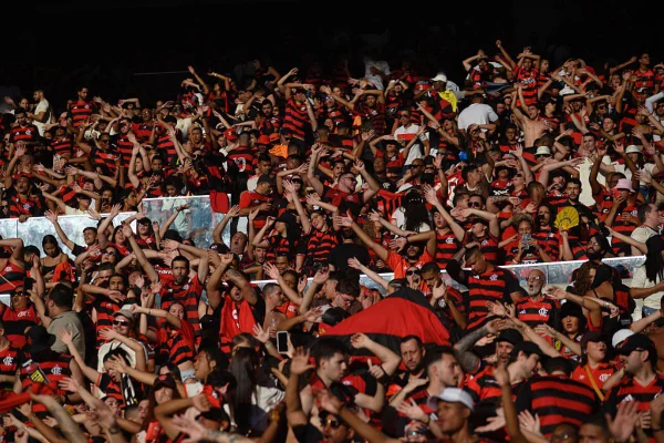 Vídeo: torcida do Flamengo transforma o centro do Rio em festa