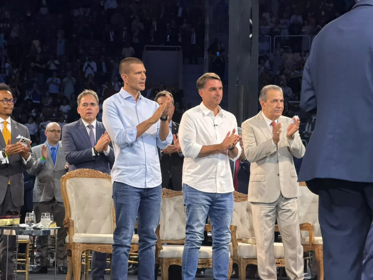 Flávio vai a culto com Douglas Ruas e fala em “guerra espiritual” no Brasil - imagem 3 Flávio vai a culto com Douglas Ruas e fala em “guerra espiritual” no Brasil - imagem 3