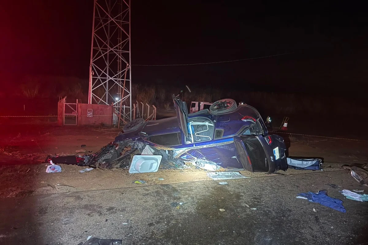 Segundo a PRF-GO, o carro teria invadido a contramão da BR-452 antes de atingir o caminhão de frente Segundo a PRF-GO, o carro teria invadido a contramão da BR-452 antes de atingir o caminhão de frente