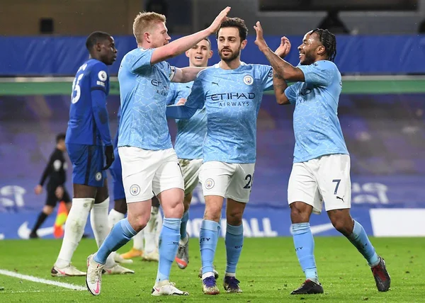 Jogadores do Manchester City comemoram gol em cima do Chelsea