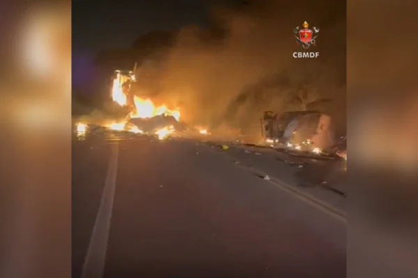 Acidente entre caminhões deixa 2 mortos e interdita trecho da BR-060 - destaque galeria Acidente entre caminhões deixa 2 mortos e interdita trecho da BR-060 - destaque galeria