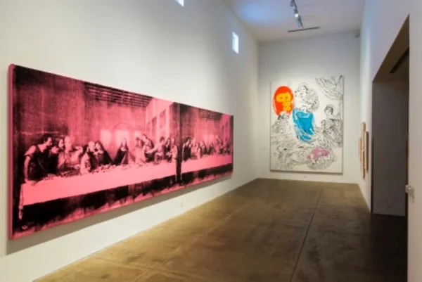 Foto colorida que mostra o quadro A Última Ceia, de Andy Warhol, no museu que leva o nome dele, localizado em Pittsburgh, nos EUA