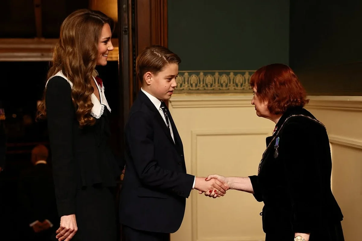 Kate Middleton sofre ao sentir a "pressão" enfrentada pelo primogênito, o príncipe George, de 12 anos Kate Middleton sofre ao sentir a "pressão" enfrentada pelo primogênito, o príncipe George, de 12 anos