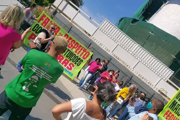 Fechamento de projetos sociais ameaça 3 mil crianças, jovens e idosos