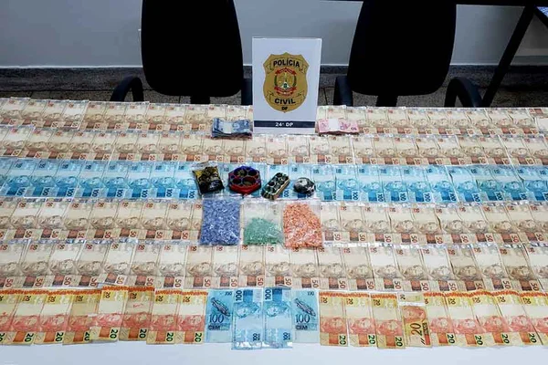 mesa com notas de real e drogas sintéticas