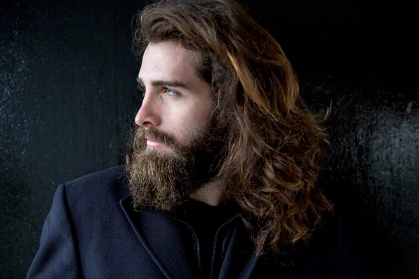 Homem de barba de perfil
