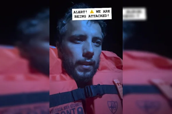 Foto colorida de homem com barba e colete salva-vidas