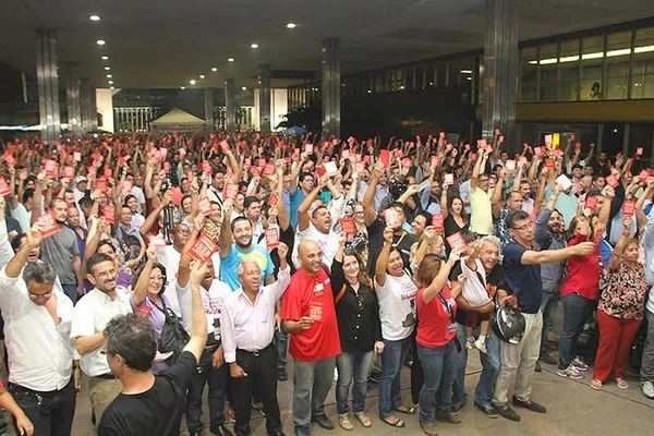 Bancários anunciam greve geral a partir desta terça