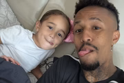 Éder Militão e Cecília posam dando língua Éder Militão e Cecília posam dando língua
