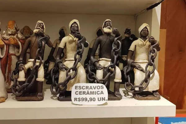 Loja em Salvador deixa de vender escravos de cerâmica após críticas