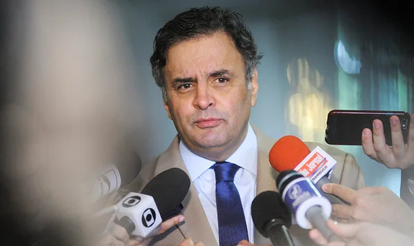 Aécio Neves derrotaria Lula em corrida presidencial, aponta pesquisa CNT