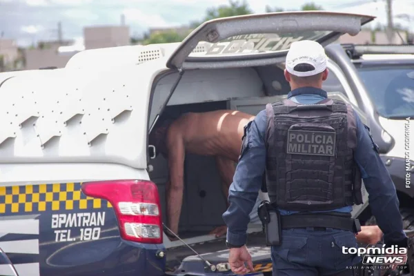 Imagem colorida, homem sendo preso - Metrópoles