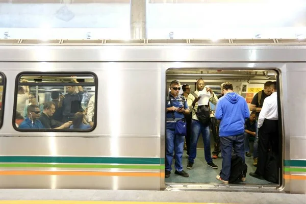 Após proposta de acordo, metroviários fazem assembleia neste sábado