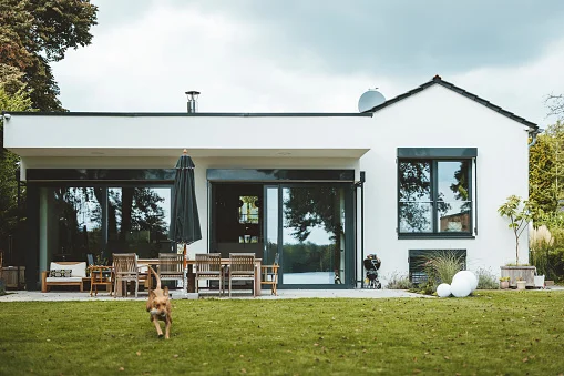 foto de casa e quintla com cachorro correndo