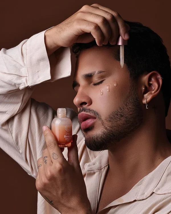 Lucas Guimarães lança linha de cosméticos e vende R$ 3 milhões em 10h