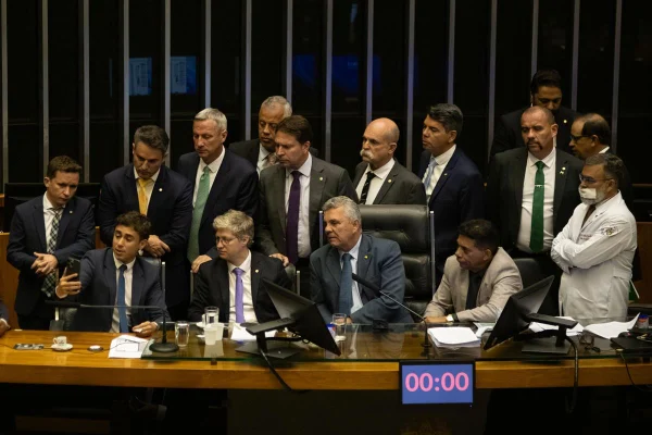 imagem colorida de Deputados da oposição ocupam a Mesa do Plenário da Câmara