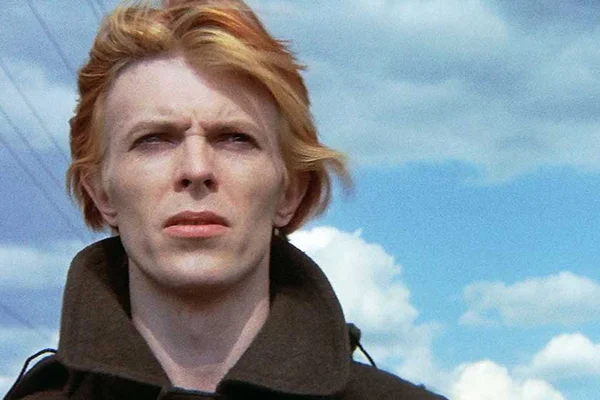 Crítica: “O Homem que Caiu na Terra” lembra personagens de David Bowie