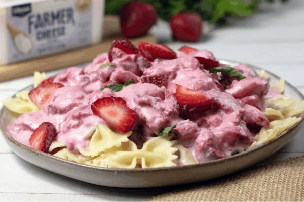 prato com macarrão e creme de morango