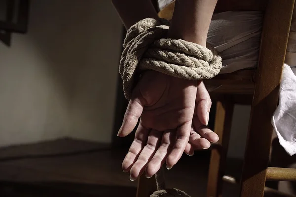 Menina mata mãe de fome após ser internada por vício em internet