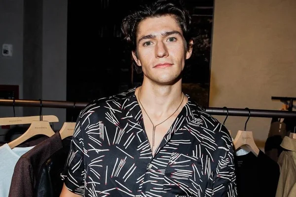 Foto colorida de Barton Cowperthwaiter, ator da Netflix - Metrópoles
