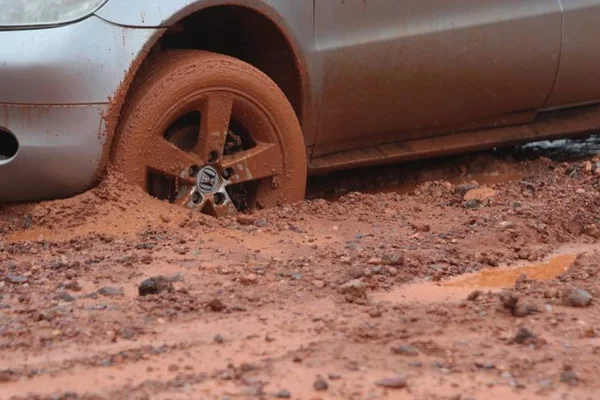 Ruas alagam, asfalto cede e carros atolam após temporal no DF