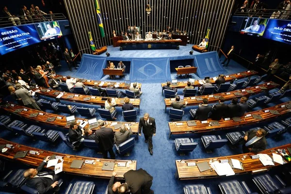 Senado aprova PEC que introduz renda básica como direito social