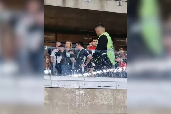 Foto colorida de pessoa ligada ao time chileno Palestino, durante ato de racismo contra torcedores do Cruzeiro - Metrópoles