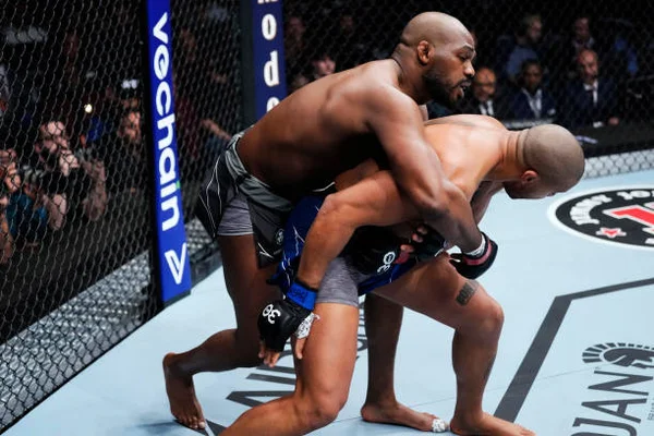 Jon Jones atropelou na estreia dos pesados… E não passou na Band