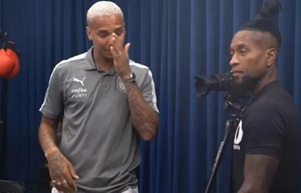 Zé Roberto faz Deyverson chorar ao vivo durante entrevista