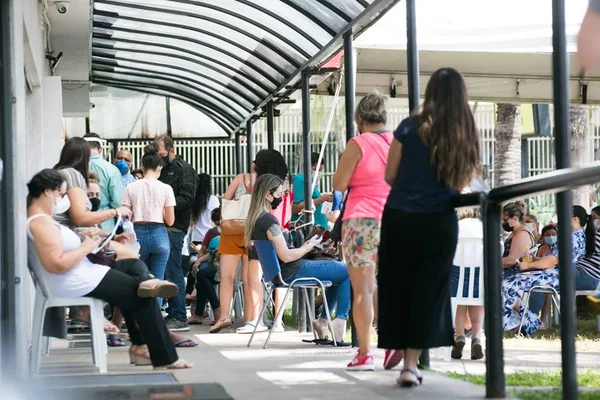 Fila de espera para testagem de Covid no Sabin do Guará