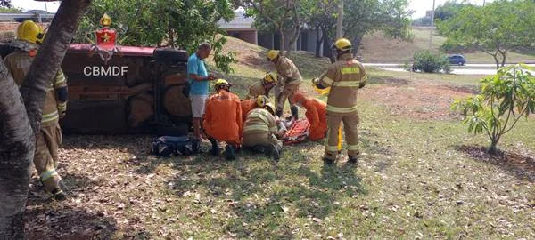 Uma pessoa fica ferida após carro capotar e atingir árvore na EPTG