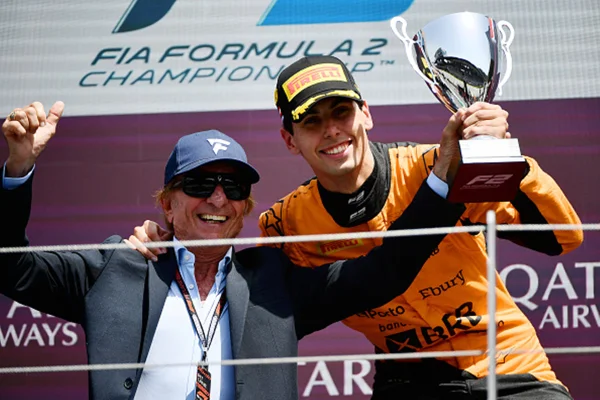 Imagem colorida Gabriel Bortoleto ao lado do ex-piloto Emerson Fittipaldi - Metrópoles