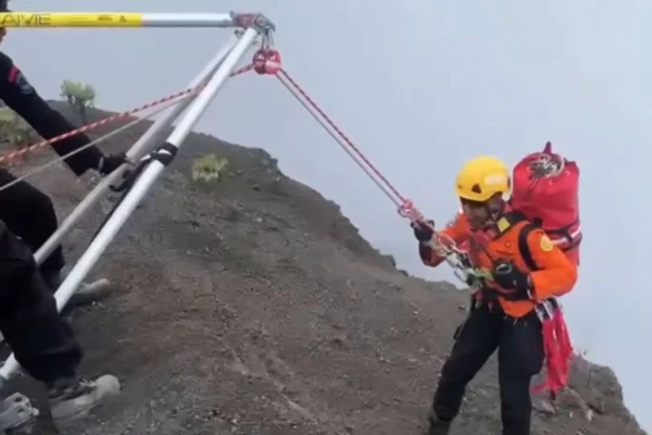 Imagem colorida, alpinistas buscam por brasileira- Metrópoles