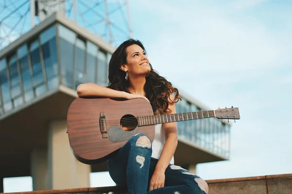 Veja onde assistir e como será a live da cantora Daniela Firme